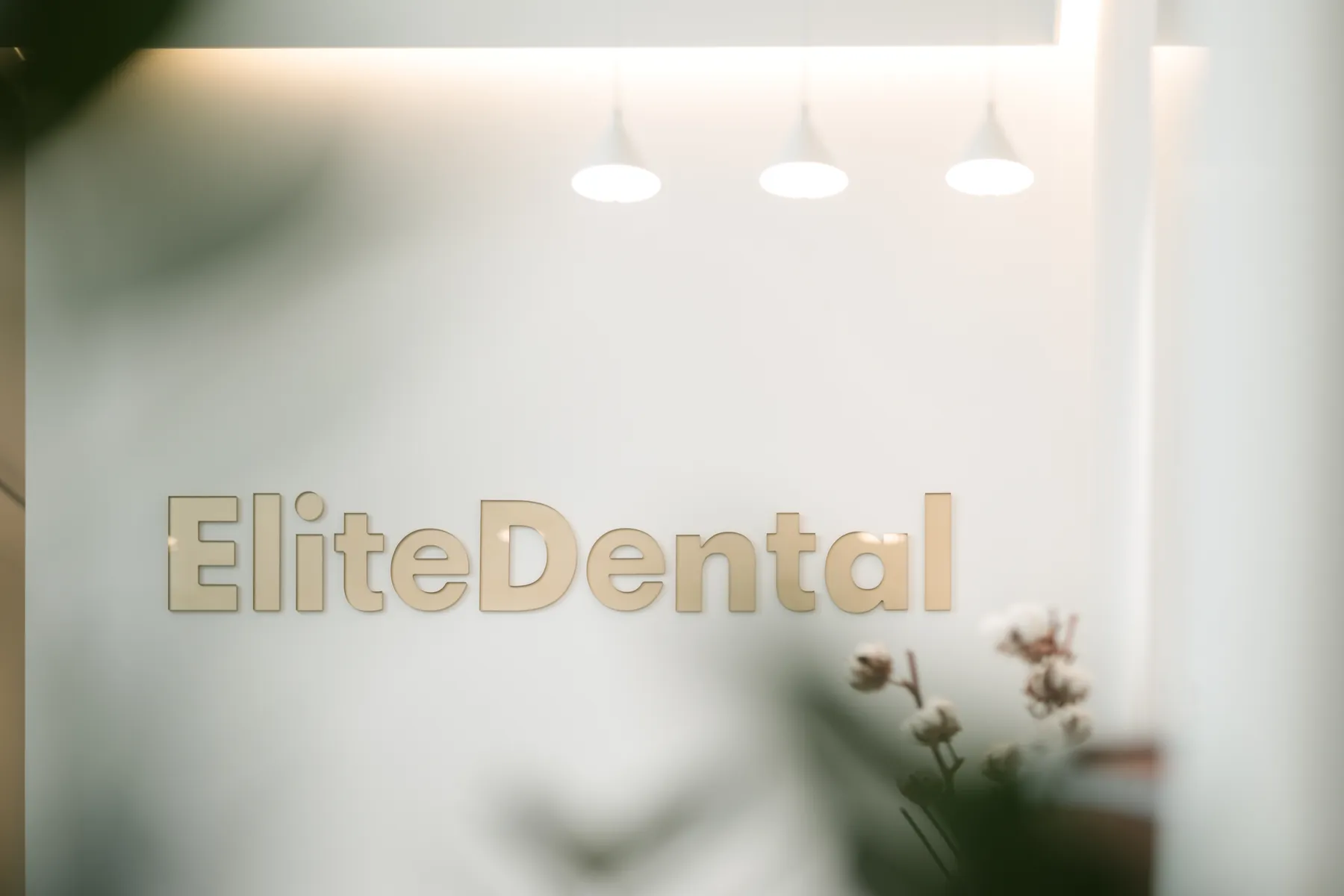 Logo EliteDental we wnętrzu gabinetu